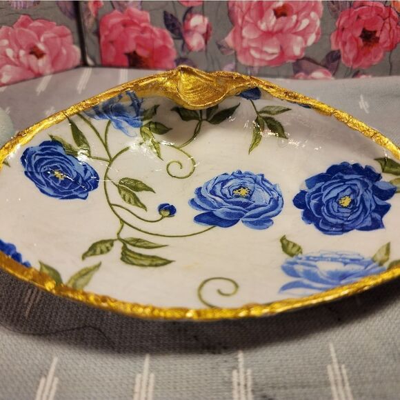 DECOUPAGE CLAM SHELL DECOUPAGE BLUE FLOWERS ON A CLAM SHELL TRINKET DISH - Picture 6 of 12